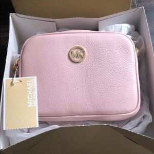 Michael kors crossbody light pink.